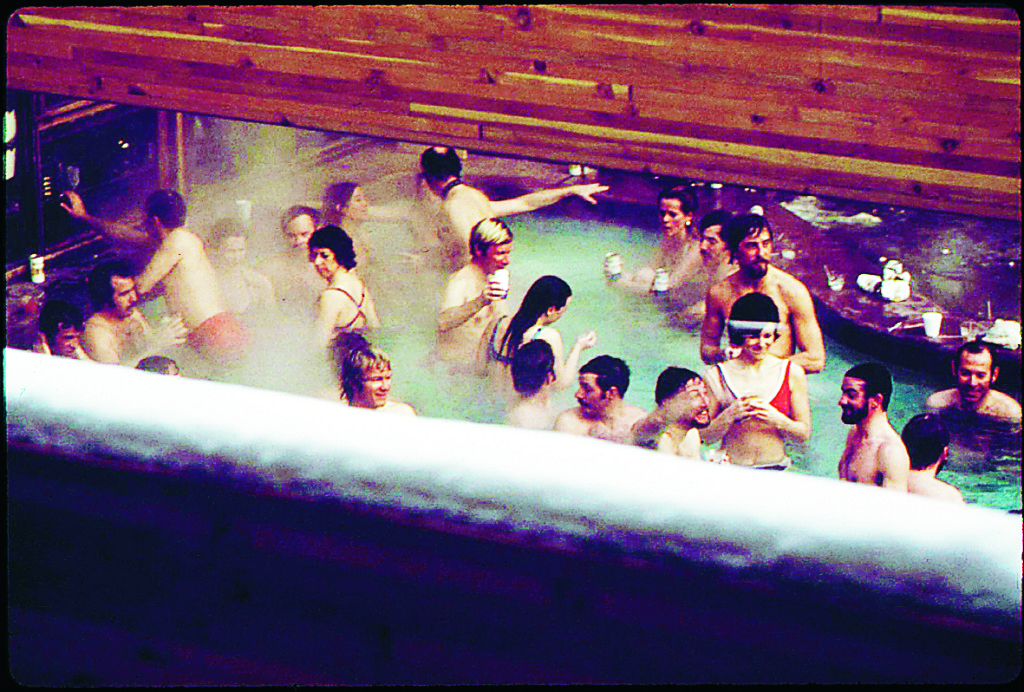 Mera 70-tal. Medlemmar i Washington DC:s skidklubb mjukar upp sina muskler i poolen på Continental Inn. Foto: Ron Hoffman / Wikimedia Commons