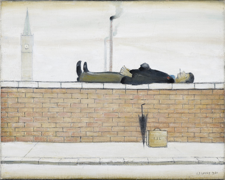 LS Lowry Man lying on a wall, 1957 Enligt egen utsago en välklädd herre han iakttagit och som uppenbart njöt av att få röka sin cigarett. Bilden rymmer även kontrasten mot större men mer tolererade former av miljöförstöring.
