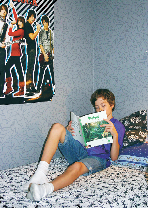 Isak Angerstig i sin vanliga studiemiljö. Han sitter ofta i sin säng när han ska läsa in saker. Foto: Mattias Svensson.