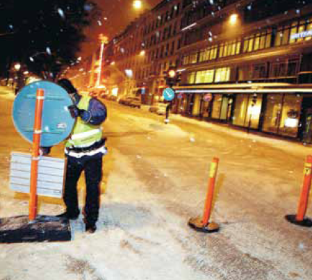 Konerna som blockerar trafik mot Sturegatan är en löjligt enkel brottsförebyggande åtgärd.  Foto Freddie Sandström