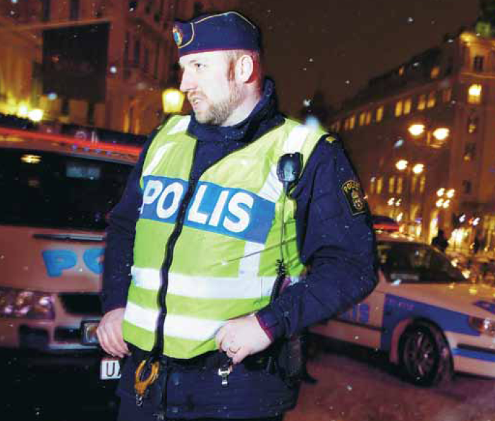 – Ibland kan man känna sig lite som en dagisfröken, säger Edward Docherty, chef för de mobila poliskontoren på Stureplan och Medborgarplatsen denna kväll. Foto: Freddie Sandström.