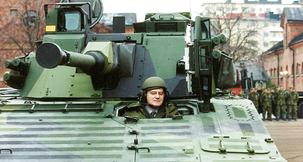 Anders Björck blev försvarsminister lagom till kalla krigets slut. Men han hann i alla fall åka lite stridsvagn. Foto: Anders Wiklund / TT