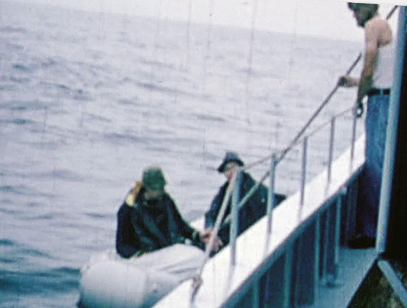 Bild från 1980. De två östtyska flyktingarna Horst-Michel och Bertram var på väg mot Bornholm när de plockades upp av besättningen på en dansk hemvärnsbåt.  Foto: Privat