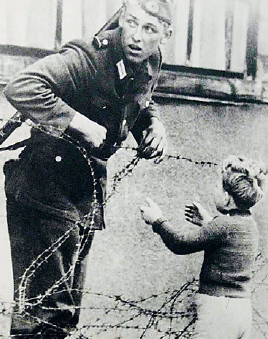 En okänd soldat hjälper en liten pojke som hamnat på fel sida.
