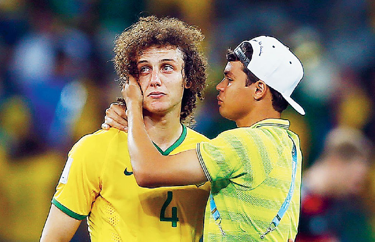 David Luiz i tårar efter att hans Brasilien förnedrats av Tyskland i VM-semifinalen i somras. Foto: Eddie Keogh / TT Nyhetsbyrån