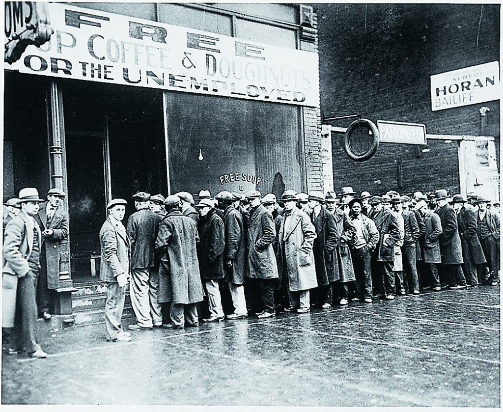Arbetslösa män i kö till soppkök under 30-talsdepressionen i USA.