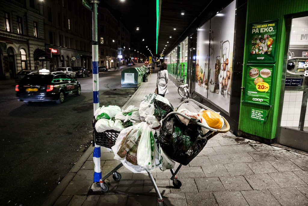 Hemlösa försäljare av Situation Stockholm vittnar om en allt hårdare gatumiljö där de attackerats, spottats på och körts bort av EU-migranter. Foto: Tim Meier