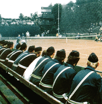 Poliser följer Davis cupmatchen i tennis mellan Sverige och Rhodesia 1968. Foto: SVT Bild / Scanpix