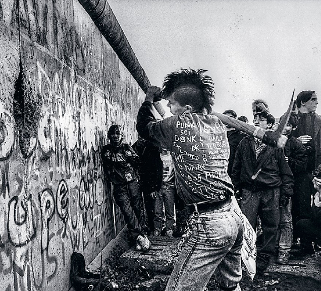 Den 9 november 2014 är det exakt 25 år sedan muren föll. Foto: Redux Pictures / TT Nyhetsbyrån