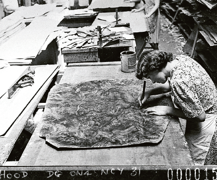 Kvinna tar ut mönster för designmöbler, 1940. Foto: Sam Hood / Wikimedia Commons